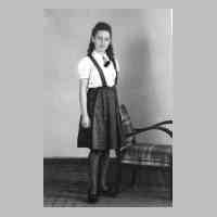 073-0053 Hildegard Laabs mit 18 Jahren in Petersdorf.jpg
